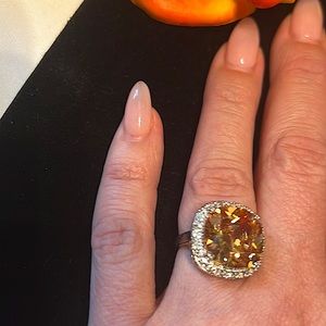 NEW 14KT BEAUTIFUL CHAMPAGNE 🍾 COLORED CUSHION CUT CENTER STONE. ACCENTED HALO.